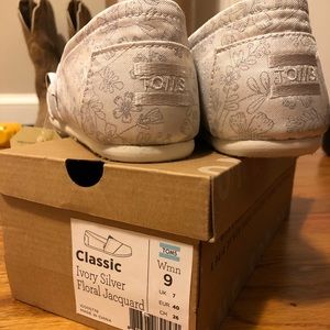 BNWT Ivory Silver Floral Jacquard Classic TOMS
